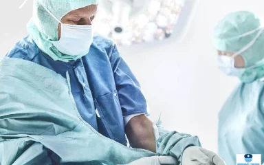 پوشیدن لباس اتاق عمل بیمار