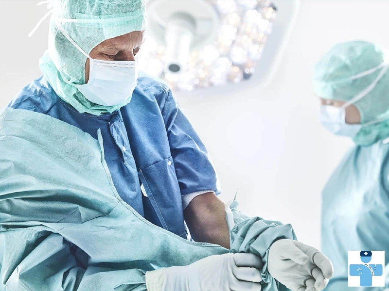 پوشیدن لباس اتاق عمل بیمار